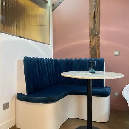 Nid D'amour Sous Les Toits ! *