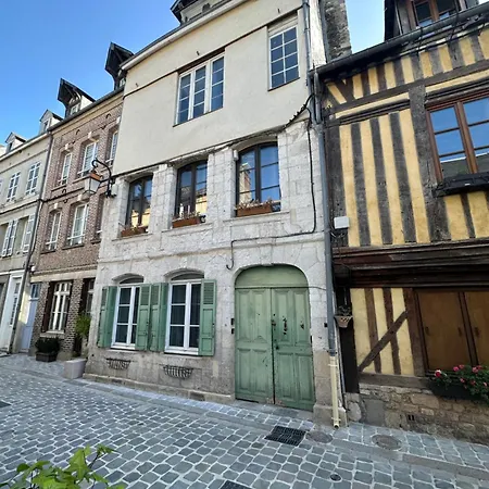 Nid D'amour Sous Les Toits !