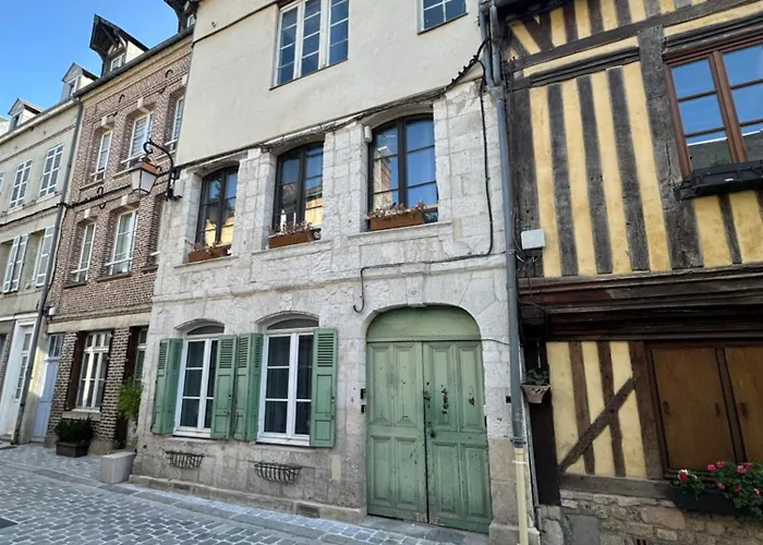 Nid D'amour Sous Les Toits !